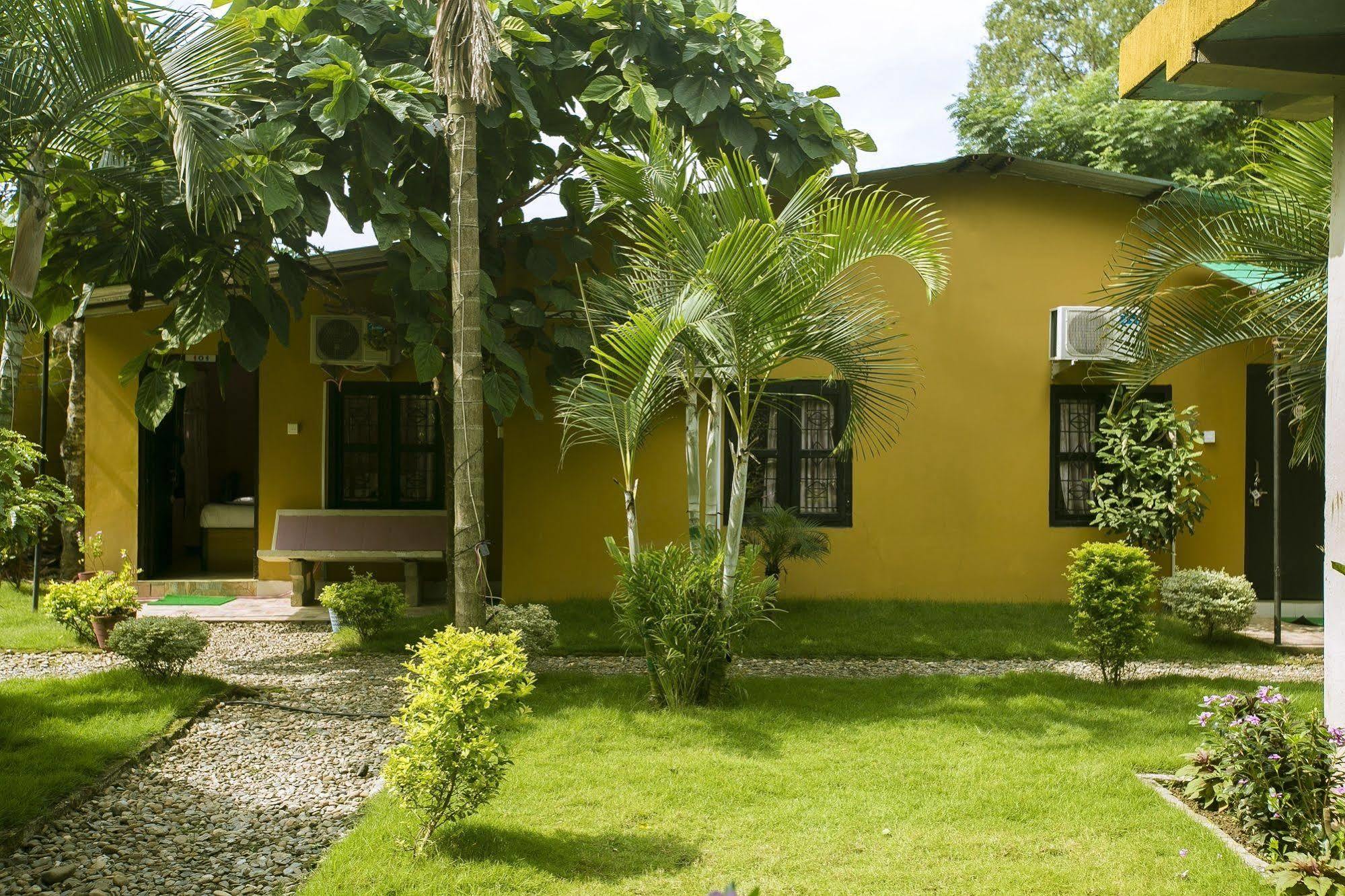 Sauraha Nana Hotel Exterior foto