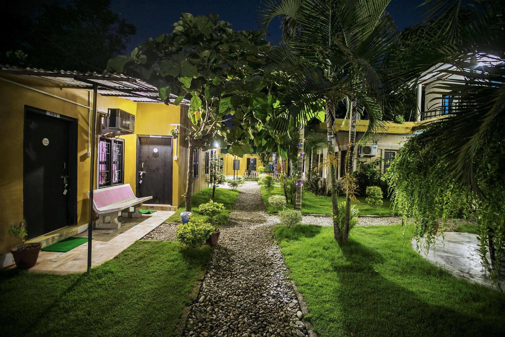 Sauraha Nana Hotel Exterior foto